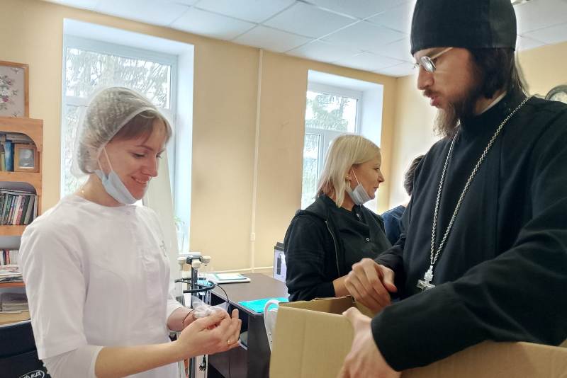 Помощник благочинного по медицинскому служению поздравил медперсонал и пациентов районной больницы с Рождеством Христовым