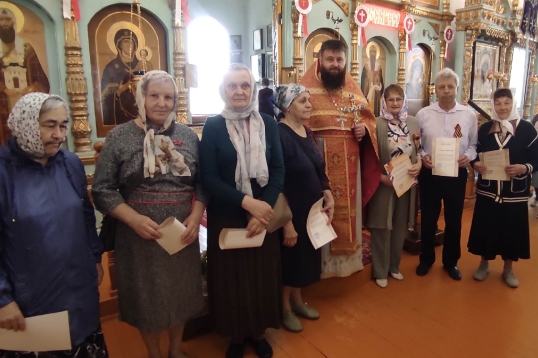 В Каменке благочинный вручил благодарственные письма жителям за помощь участникам специальной военной операции