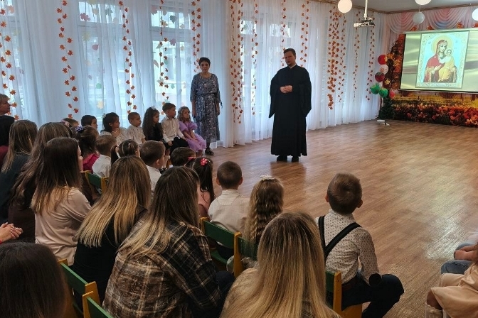 Клирик Свято-Ильинского кафедрального собора принял участие в торжественном мероприятии, организованном в детском саду № 10 г. Россошь в честь Дня матери