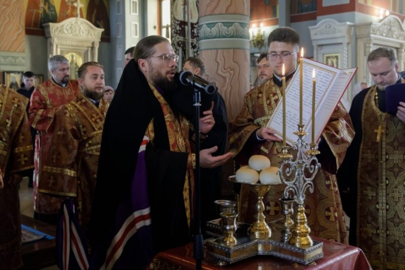 В преддверии престольного праздника Правящий Архиерей совершил всенощное бдение в Свято-Ильинском кафедральном соборе города Россоши