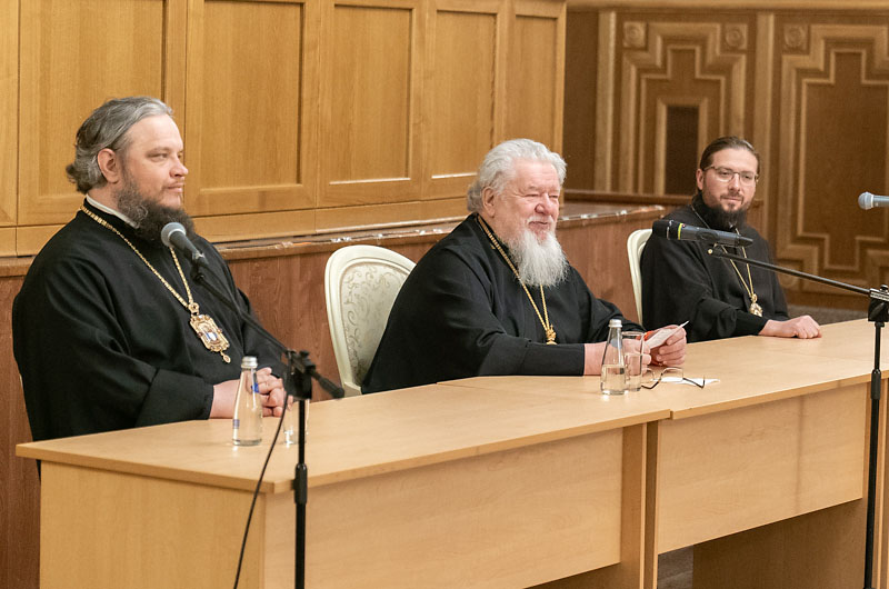 Епископ Россошанский и Острогожский Дионисий принял участие в праздничной встрече с супругами священнослужителей 