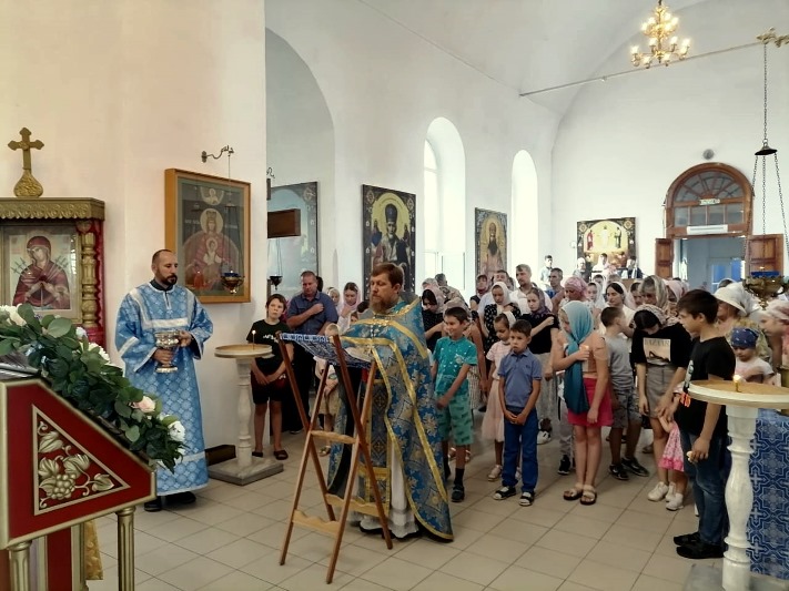 В Шапошниковке попросили благословения Божия перед новым учебным годом