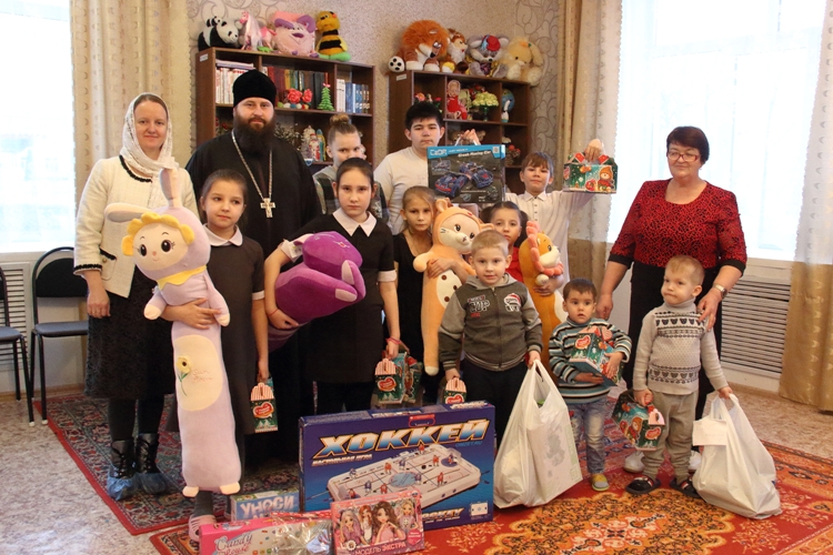 Воспитанников детского реабилитационного цента с. Тимерязево поздравили со светлым праздником Рождества