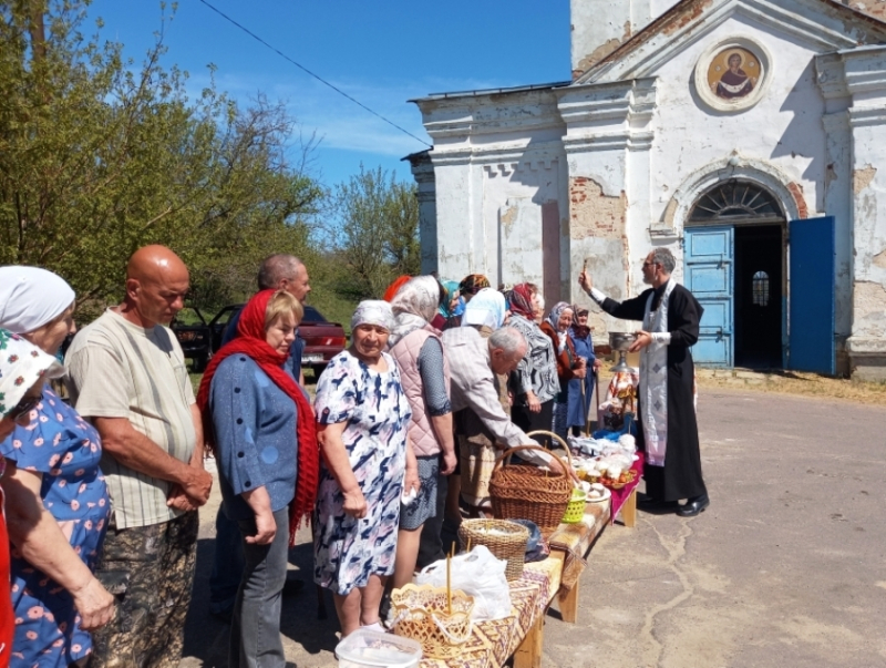 Накануне праздника Светлой Пасхи во всех храмах благочиния освящалась Пасхальная снедь