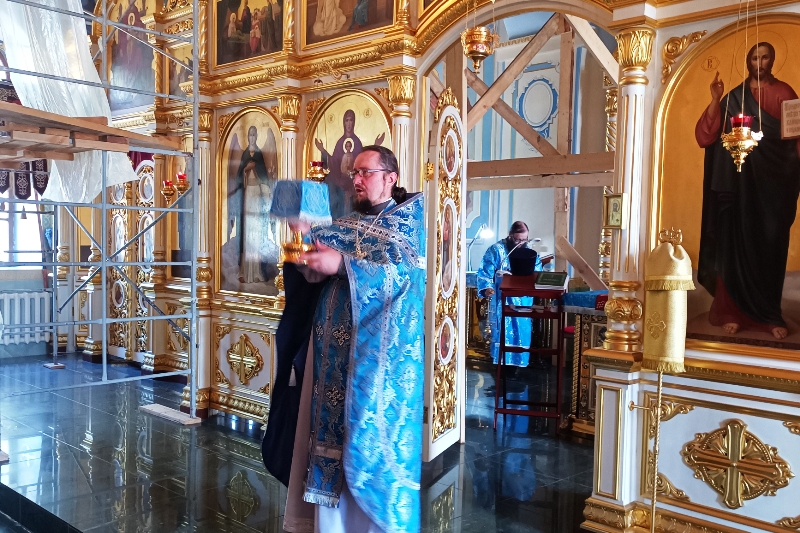 В Свято-Тихоновском соборном храме Острогожска почтили память Успения Пресвятой Богородицы торжественным богослужением