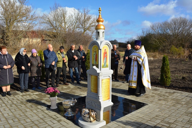 В селе Никольское-2 Воробьёвского района совершено освящение часовни и отслужена панихида на месте дома, в котором жили репрессированные