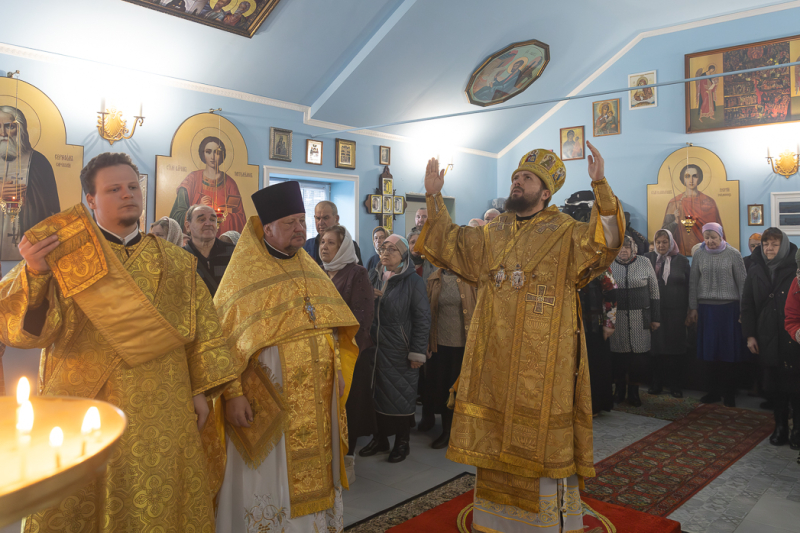 Правящий Архиерей возглавил воскресное богослужение в храме Рождества Пресвятой Богородицы города Россошь