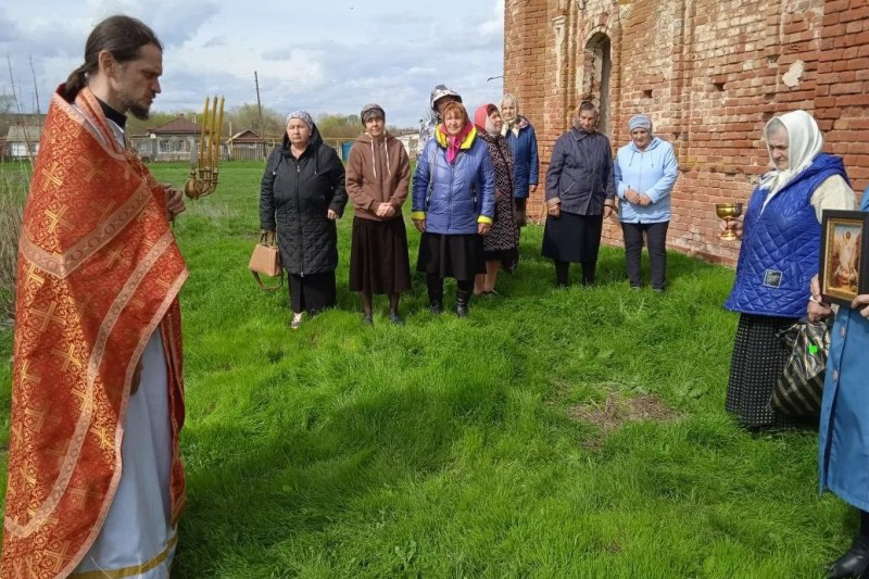 В субботу Светлой седмицы иерей Никита Кравцов совершил богослужение возле руинированного храма Воскресения Христова села Новая Криуша