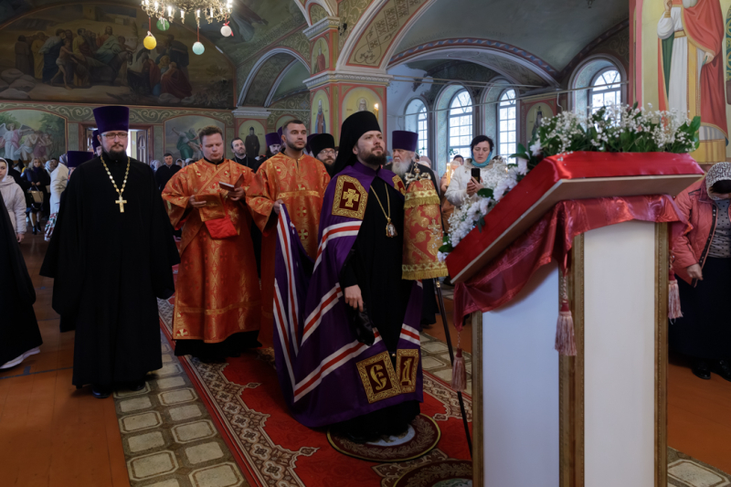 Епископ Россошанский и Острогожский Дионисий возглавил Божественную литургию в храме Архистратига Божия Михаила города Острогожска
