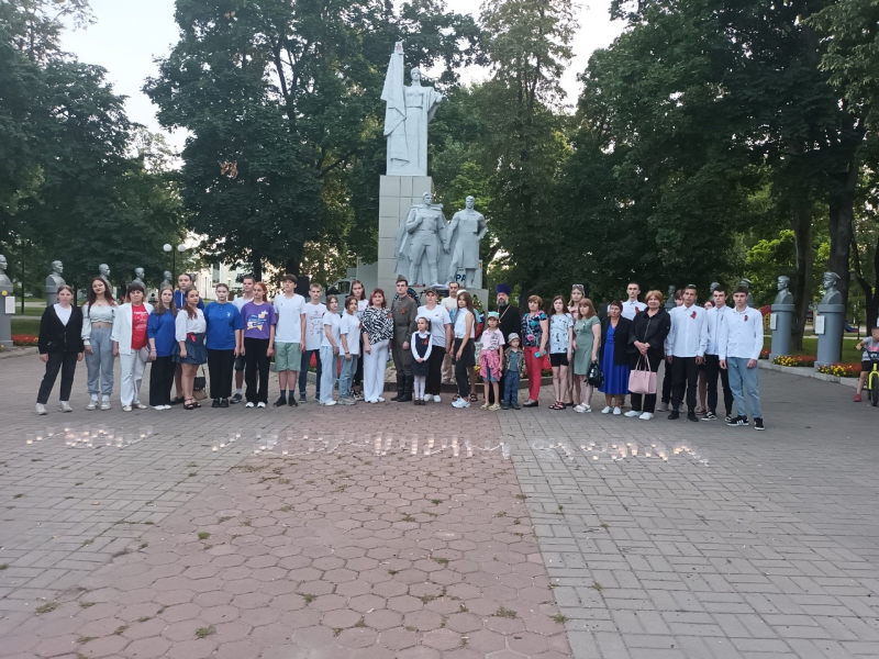 В День памяти и скорби в городском парке Острогожска на Аллее героев прошло мероприятие «Свеча памяти»