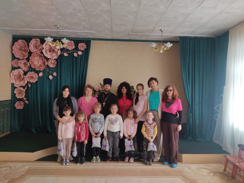 Воспитанников сельского детского сада из многодетных семей поздравили с Пасхой Христовой