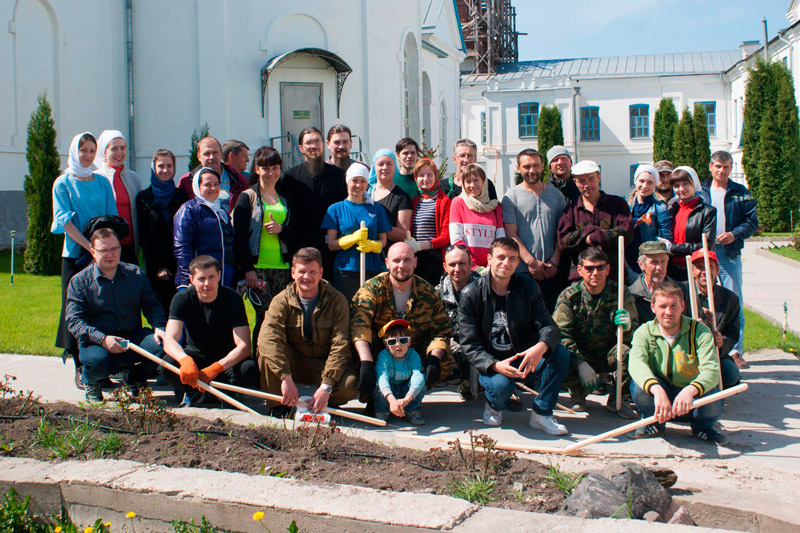 Добровольцы Острогожского благочиния потрудились у Дивногорского монастыря