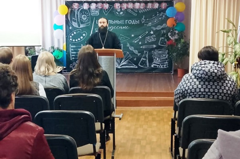Настоятель Преображенского храма с. Евстратовка посетил МКОУ Евстратовскую СОШ
