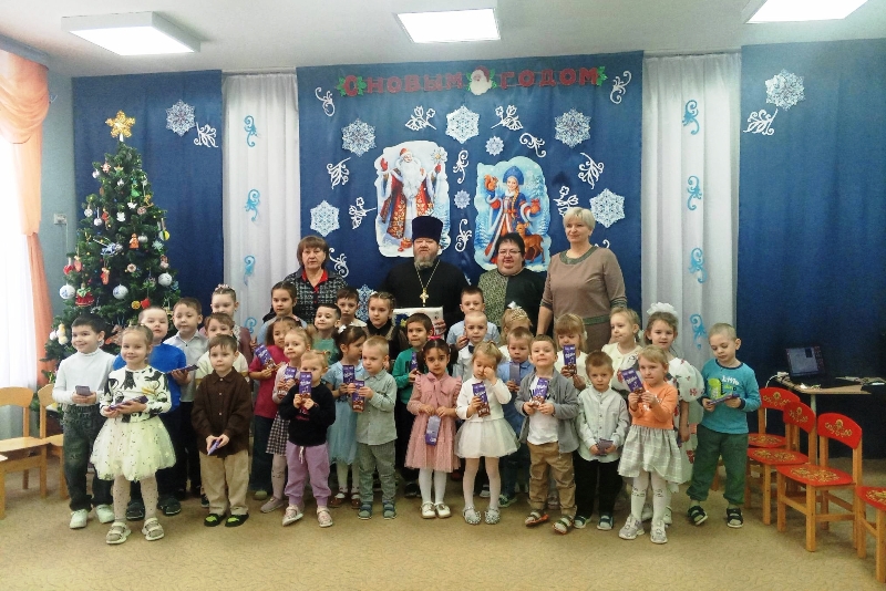Настоятель Свято-Митрофановского храма села Верхний Мамон поздравил воспитанников местного детского сада с Рождеством Христовым