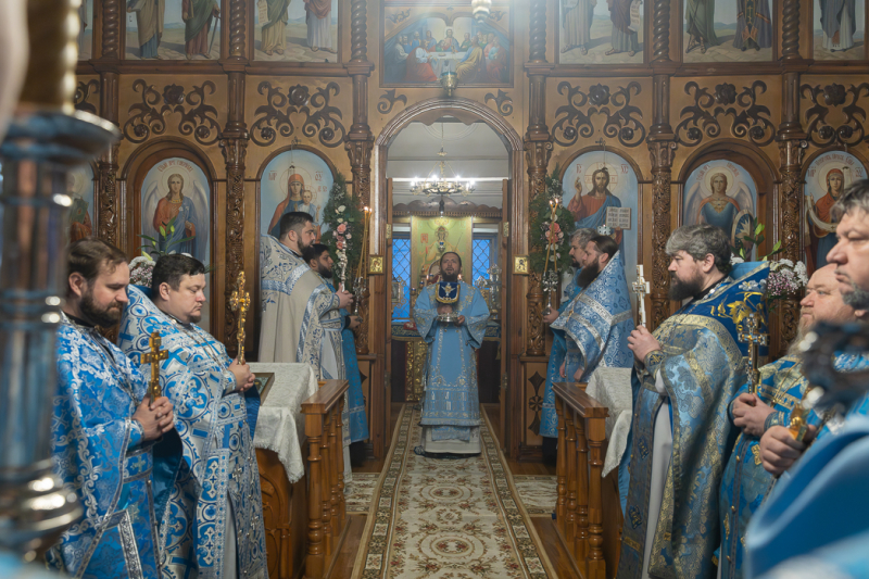 Архипастырь возглавил торжественное Богослужение в храме Покрова Пресвятой Богородицы города Павловска
