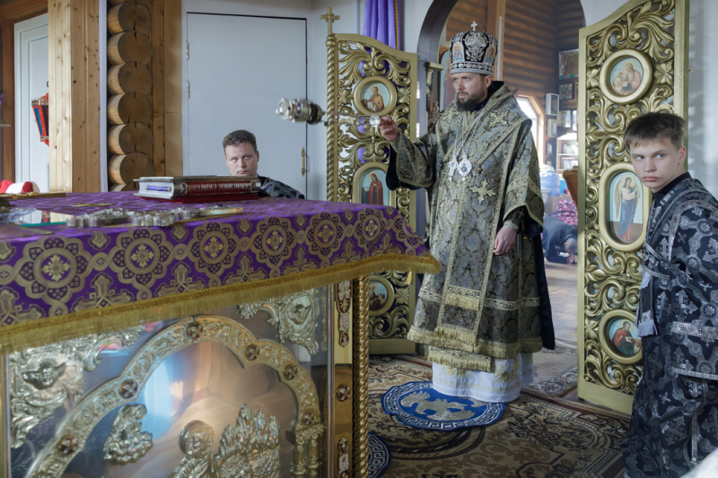 В среду шестой седмицы Великого поста епископ Дионисий совершил Литургию Преждеосвященных Даров в храме Архистратига Божия Михаила села Воробьевка