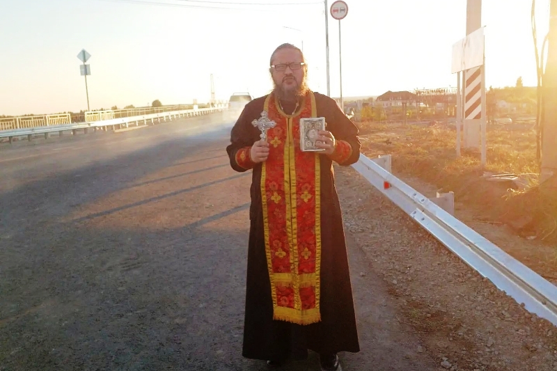 Клирик Ильинского кафедрального собора города Россошь, иерей Димитрий Глушков, освятил важный инфраструктурный объект на улице Мира