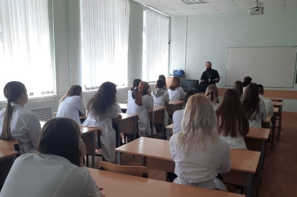 Руководитель епархиального миссионерского отдела посетил Россошанский ССУЗ