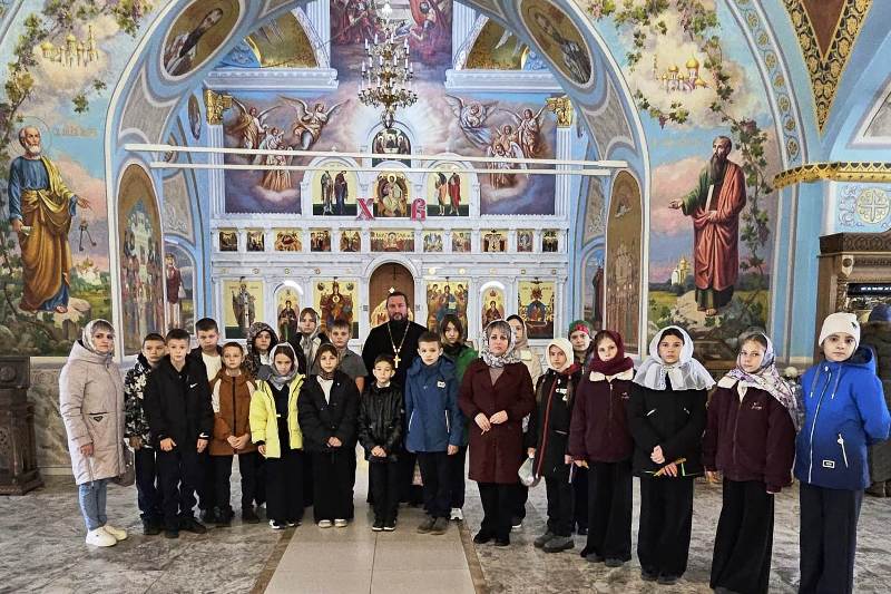 Для учащихся Заброденской школы организовали познавательную экскурсию в храм Успения Пресвятой Богородицы города Калач