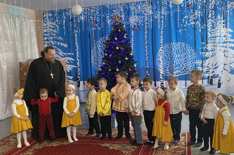 Святочные встречи: протоиерей Владимир Шереметов рассказал дошколятам о Рождестве и Крещении