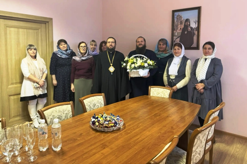 С Рождеством Христовым епископа Россошанского и Острогожского Дионисия поздравили сотрудники Россошанского епархиального управления