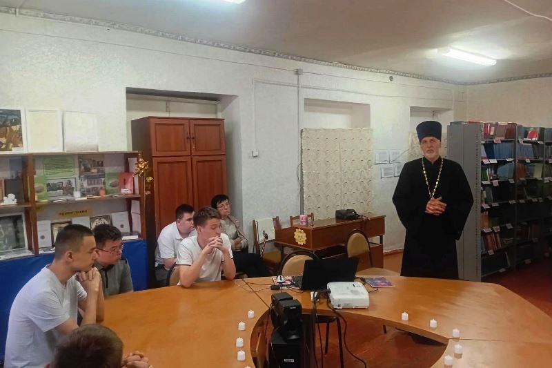 Трезвость, вера и память: встреча священника со студентами в библиотеке Богучарского многопрофильного колледжа