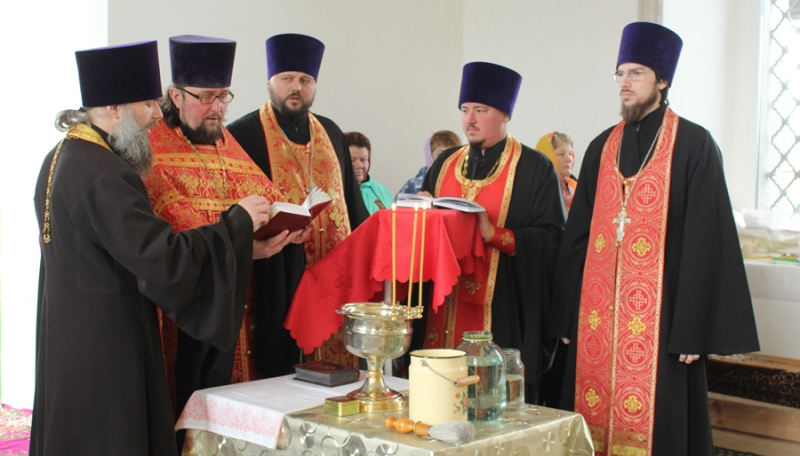 Водосвятный молебен в руинированном храме