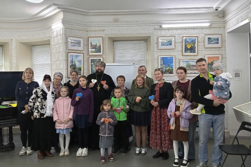 В День отца воспитанники воскресной школы Покровского храма города Павловска вместе с папами посетили районный краеведческий музей