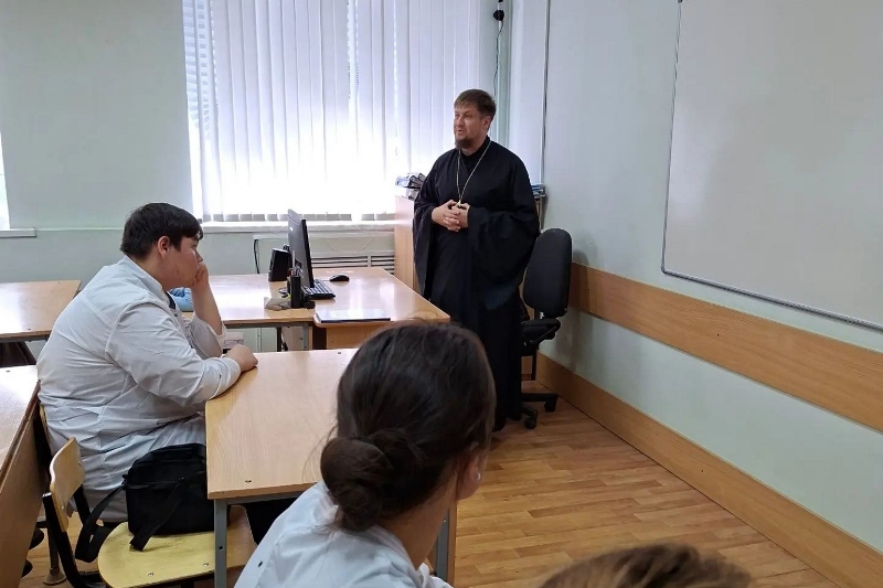 Настоятель храма Всемилостивого Спаса посетил Россошанский медицинский колледж