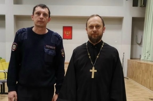 В Павловском районе помощник благочинного по утверждению трезвости и противодействию наркомании и алкоголизму принял участие в профилактической беседе антинаркотической направленности с учащимися 