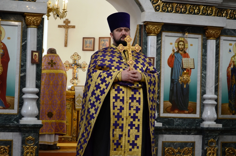 Праздничное богослужение в честь Изнесения Честных Древ Животворящего Креста Господня в Казанском храме города Павловска