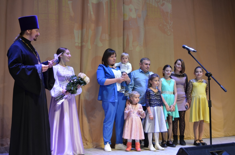 В ДК "Современник" г. Павловска состоялось праздничное мероприятие к Дню Матери