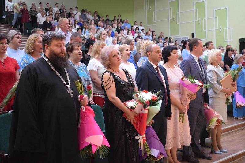 В школах Каменки прошли выпускные вечера для одинадцатиклассников