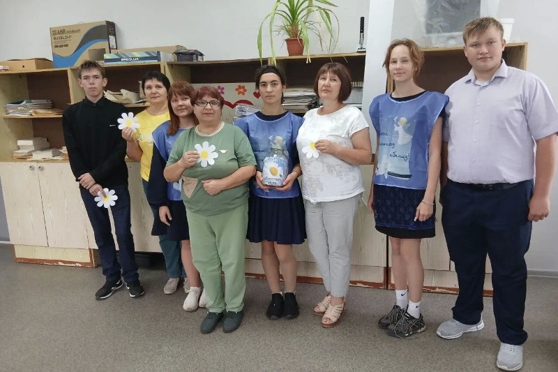 Школьники Русскожуравской СОШ Верхнемамонского района присоединились к благотворительной акции «Белый цветок»