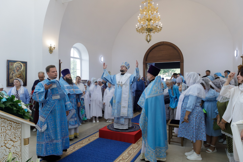 В праздник Успения Пресвятой Богородицы глава Россошанской епархии совершил Божественную литургию в Успенском храме села Старая Калитва