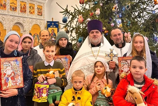 Настоятель приходов Россошанского благочиния поздравил семьи военнослужащих с Рождеством Христовым