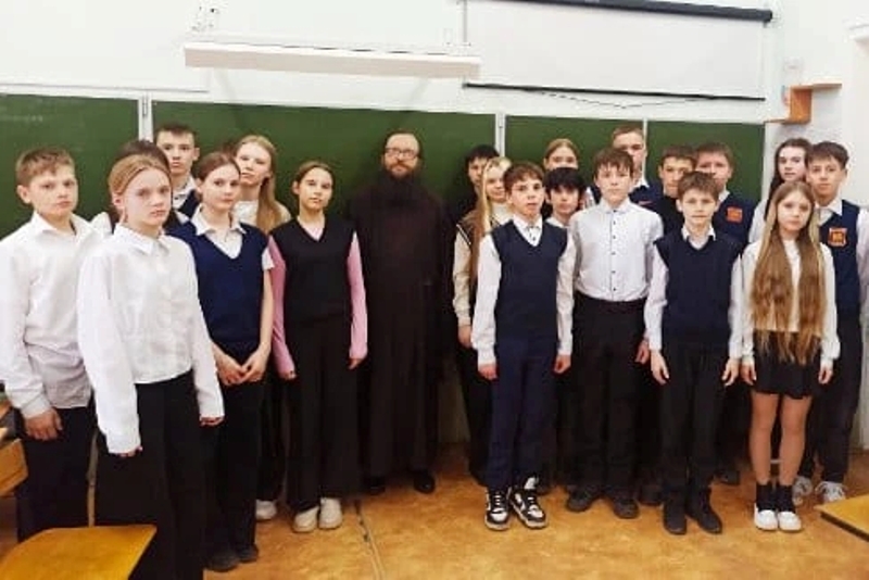 Иеродиакон Захария (Касьянов) провел беседу с учащимися школы № 4 Острогожска о смысле жизни и образовании