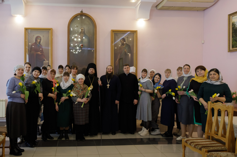 Епископ Россошанский и Острогожский Дионисий поздравил прекрасную половину приходского актива Ильинского кафедрального собора с праздником весны