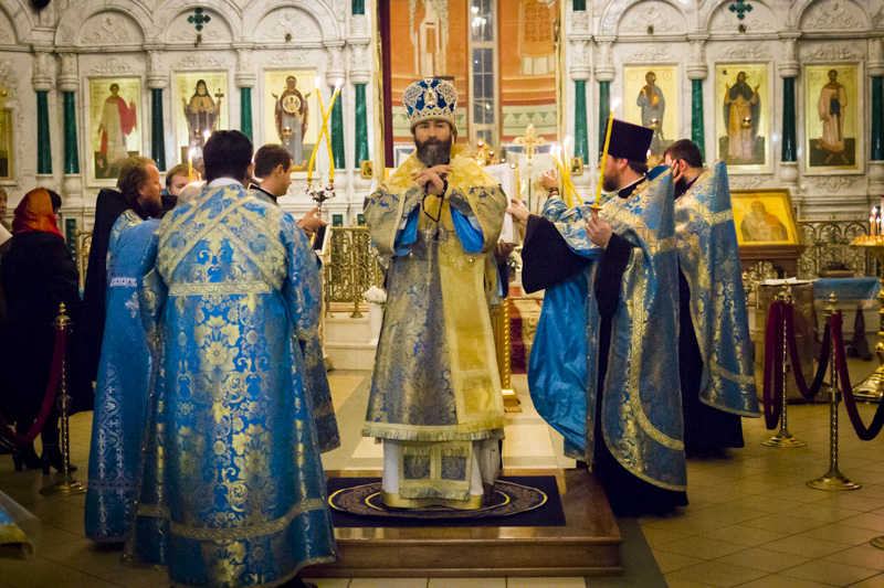 Епископ Россошанский и Острогожский Андрей возглавил вечернее богослужение в канун дня празднования Казанской иконы Божией Матери