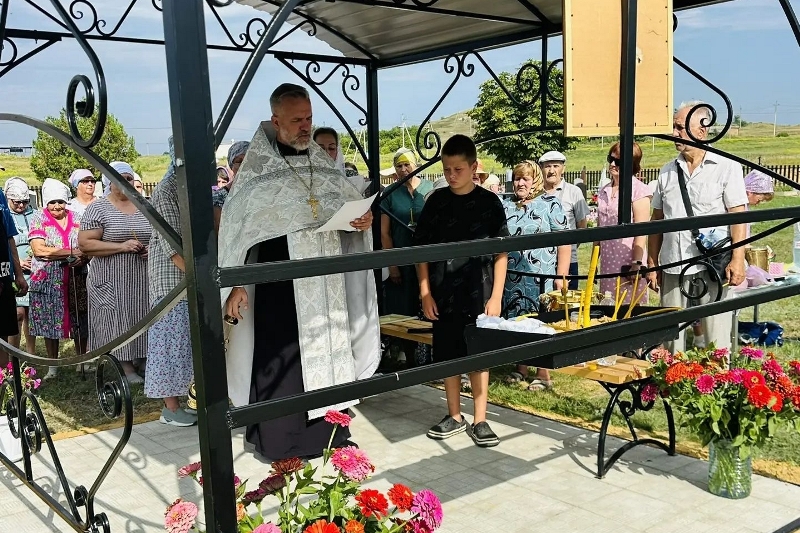 Первая панихида в новой часовне: иерей Николай Холодченко совершил богослужение на обустроенном кладбище в Новой Калитве»
