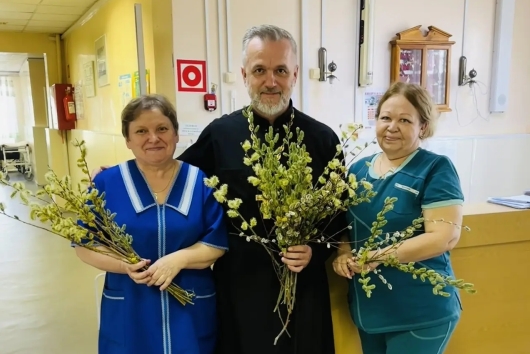 Руководитель медицинского отдела поздравил медработников сельской больницы с праздником Входа Господня в Иерусалим
