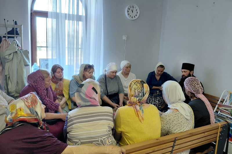 Священник провел встречу с прихожанами в храме Всемилостивого Спаса города Россошь
