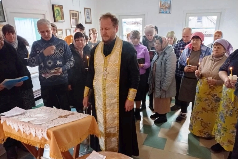 В Родительскую субботу благочинный совершил панихиды в шести селах Богучарского района