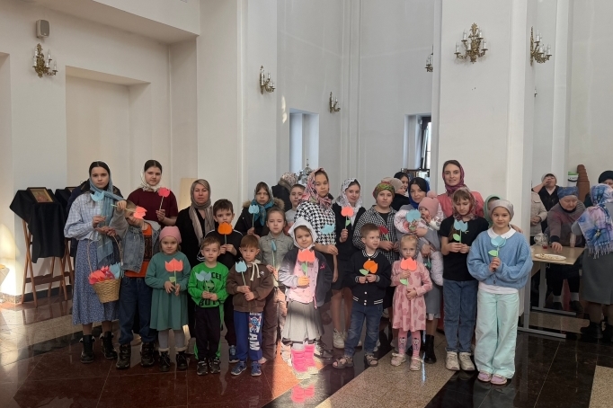 Воспитанники духовно-просветительского центра города Россошь поздравили женщин с праздником весны