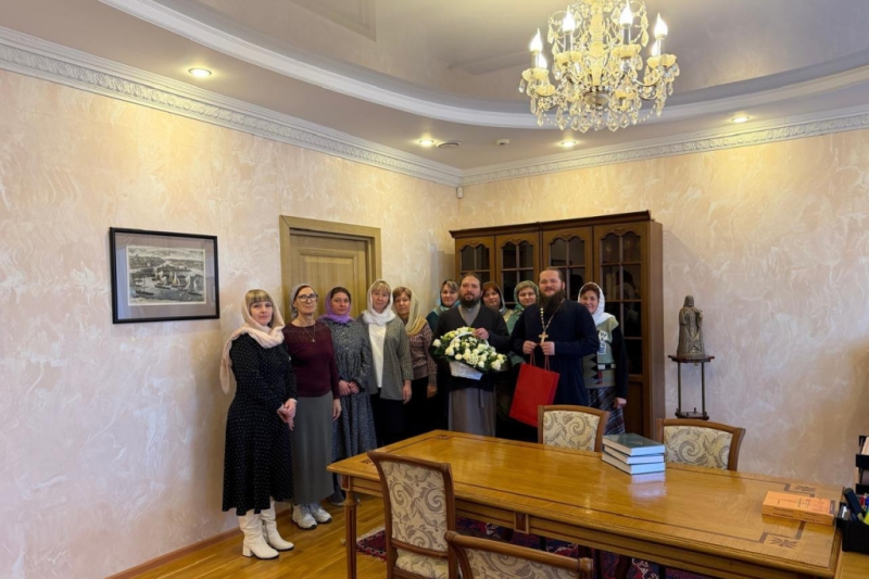 Сотрудники Россошанского епархиального управления поздравили Правящего Архиерея с годовщиной архиерейской хиротонии