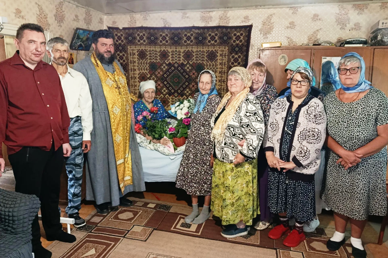 Одну из старейших прихожанок храма Святой Живоначальной Троицы села Новомеловатка Калачеевского района поздравили с юбилеем