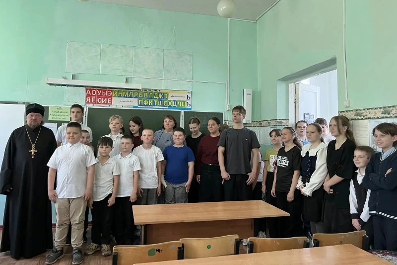 Игумен Сергий (Руднев) провел познавательное занятие для учащихся школы в селе Солдатское Острогожского района