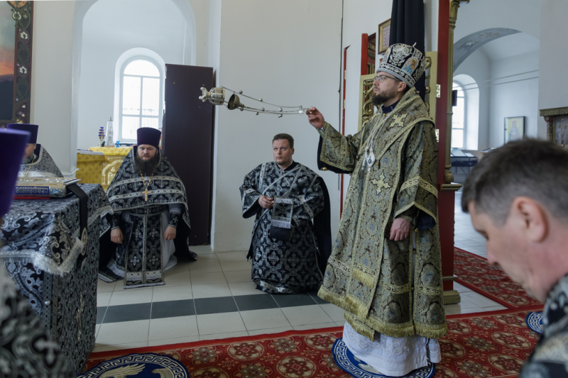 В четверг пятой седмицы Великого поста Правящий Архиерей совершил Литургию Преждеосвященных Даров в храме Покрова Пресвятой Богородицы села Шапошниковка