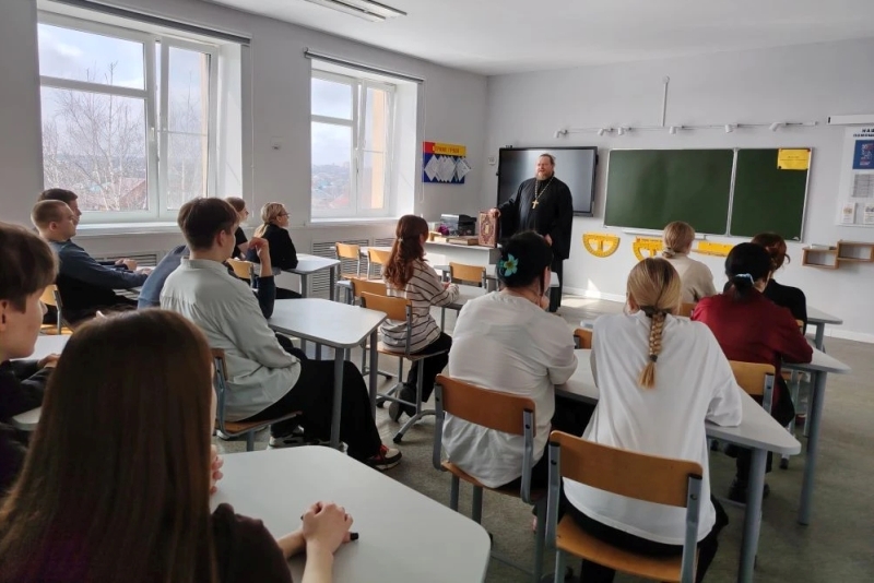 В школе № 8 города Острогожска состоялось занятие, посвященное Дню православной книги