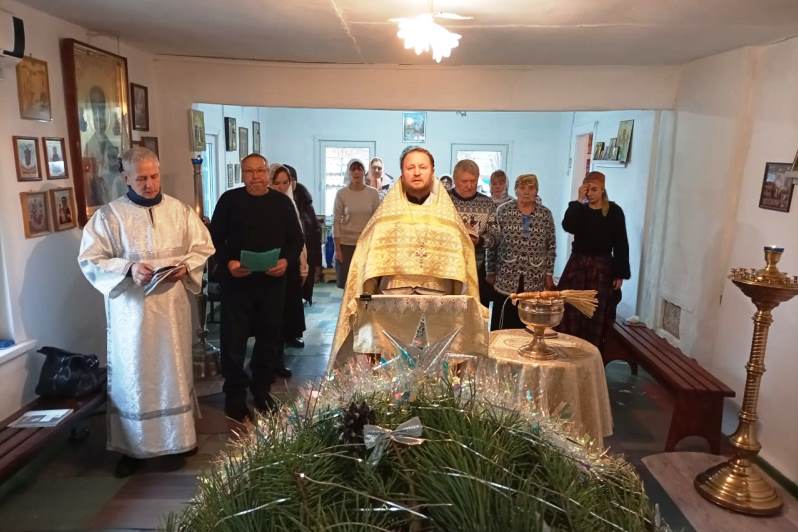 Благочинный совершил Рождественское праздничное богослужение в селе Радченское